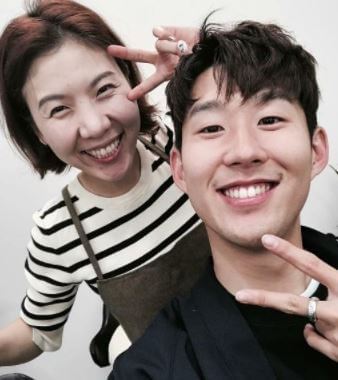 Eun Ja Kil with her son Son Heung-min clicking a selfie.